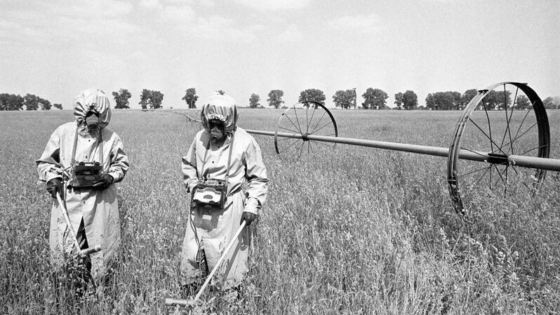 Дозиметристы в специальных костюмах проводят контроль радиации на полях в районе аварии на Чернобыльской АЭС, 1986 год  - «Россия сегодня», 800, 08.09.2021