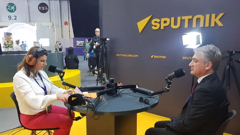Глава департамента СМИ в Иракском Курдистане Jotyar Adel и ведущая радио Sputnik Arabic Нагам Каббас в студии радио Sputnik на Глобальном медиа конгрессе 2023 Глава департамента СМИ в Иракском Курдистане Jotyar Adel и ведущая радио Sputnik Arabic Нагам Каббас в студии радио Sputnik на Глобальном медиа конгрессе 2023 - «Россия сегодня», 800, 17.11.2023