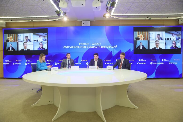 Участники международного экспертного круглого стола "Россия — АСЕАН: сотрудничество в области инноваций" - «Россия сегодня», 780, 30.10.2025