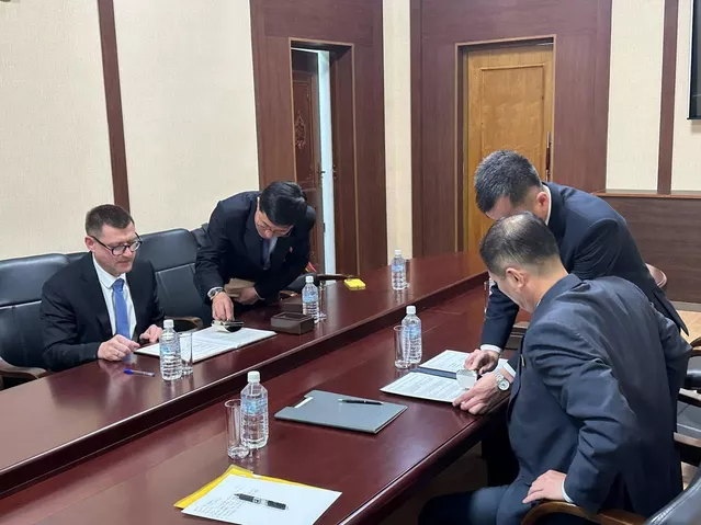 Первый заместитель главного редактора "Россия сегодня" Сергей Кочетков и заместитель генерального директора ЦТАК Пак Ган Хо - «Россия сегодня», 640, 11.11.2025