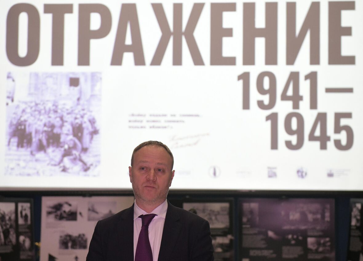 Заместитель главного редактора медиагруппы "Россия сегодня" Дмитрий Горностаев и заведующая отделом "Военно-исторический музей Великой Отечественной войны" Донецкого республиканского краеведческого музея Людмила Декурно на открытии фотовыставки проекта "Отражение: 1941-1945" в Военно-историческом музее Великой Отечественной войны в Донецке - «Россия сегодня», 1180, 21.11.2025