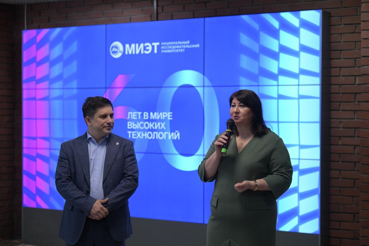 Начальник Управления проектов в области образования и социальной сфере международной медиагруппы "Россия сегодня" Наталья Тюрина и проректор по учебной работе МИЭТ, кандидат технических наук Александр Балашов - «Россия сегодня», 1180, 08.12.2025
