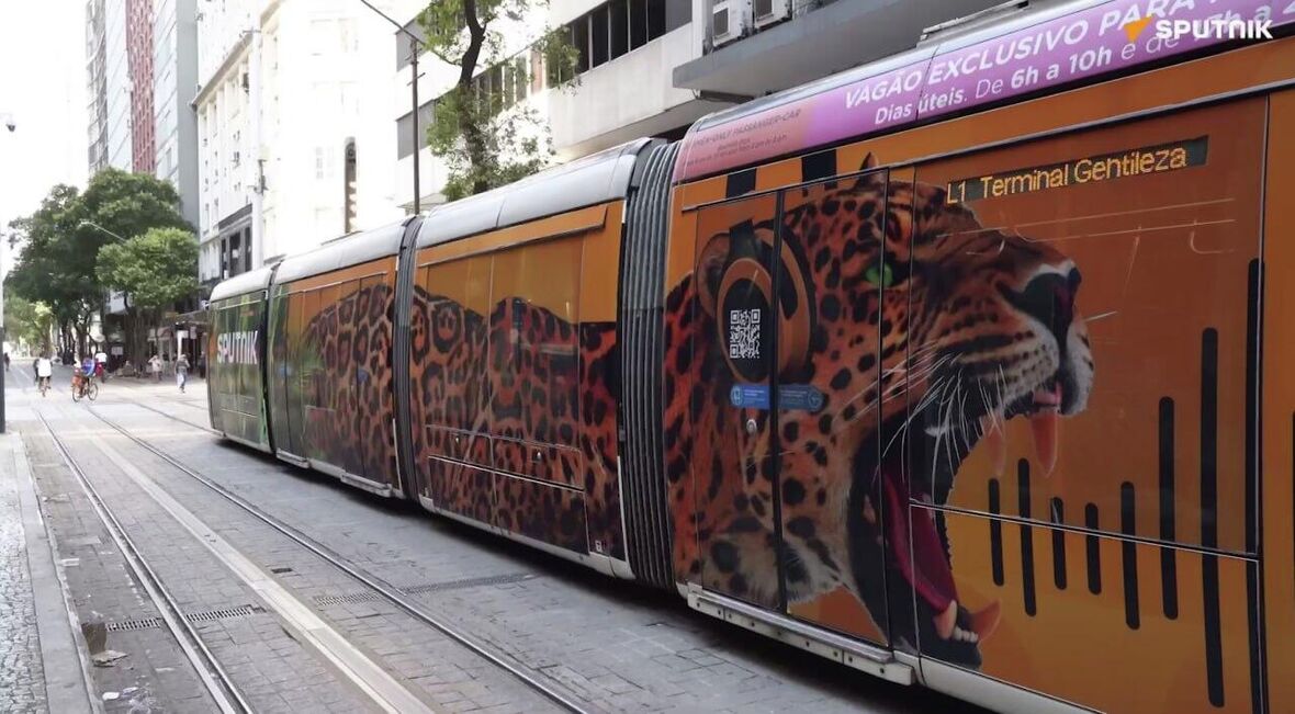 Фирменные трамваи Sputnik появились на центральных улицах Рио-де-Жанейро - «Россия сегодня», 1180, 24.12.2025